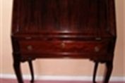 A WELL PROPORTIONED LADIES MAHOGANY WRITING DESK